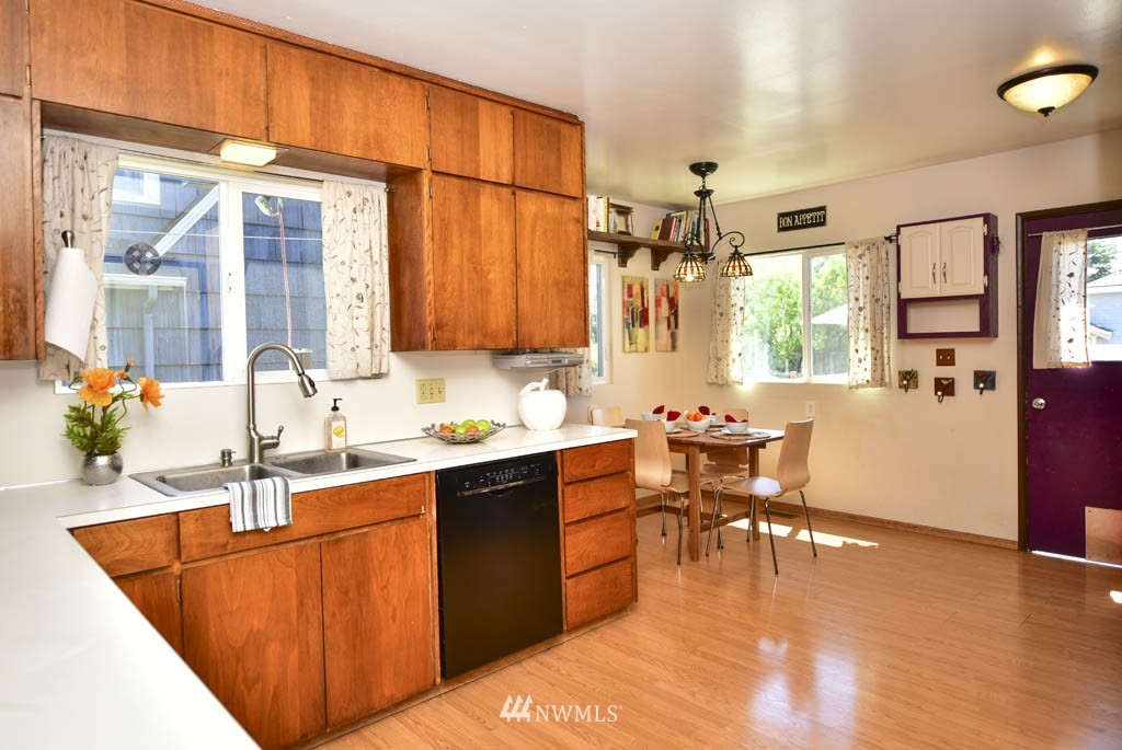 721 North 47th Street Seattle, WA 98103 - Photo 9 of 25