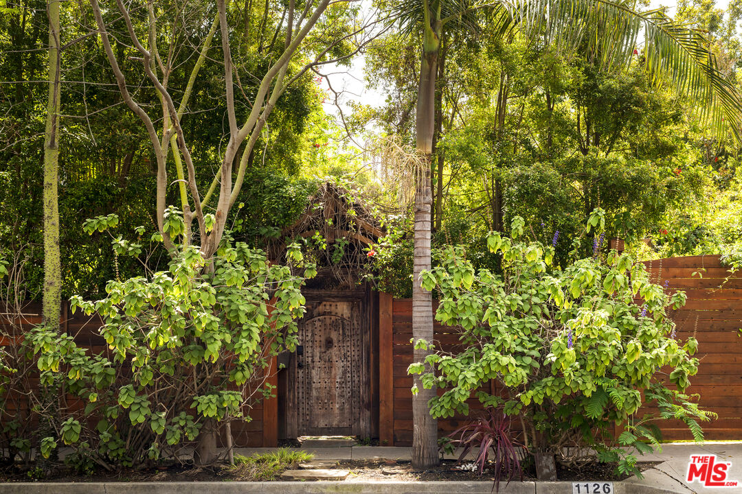 1126 Indiana Avenue Venice, CA 90291 - Photo 2 of 34