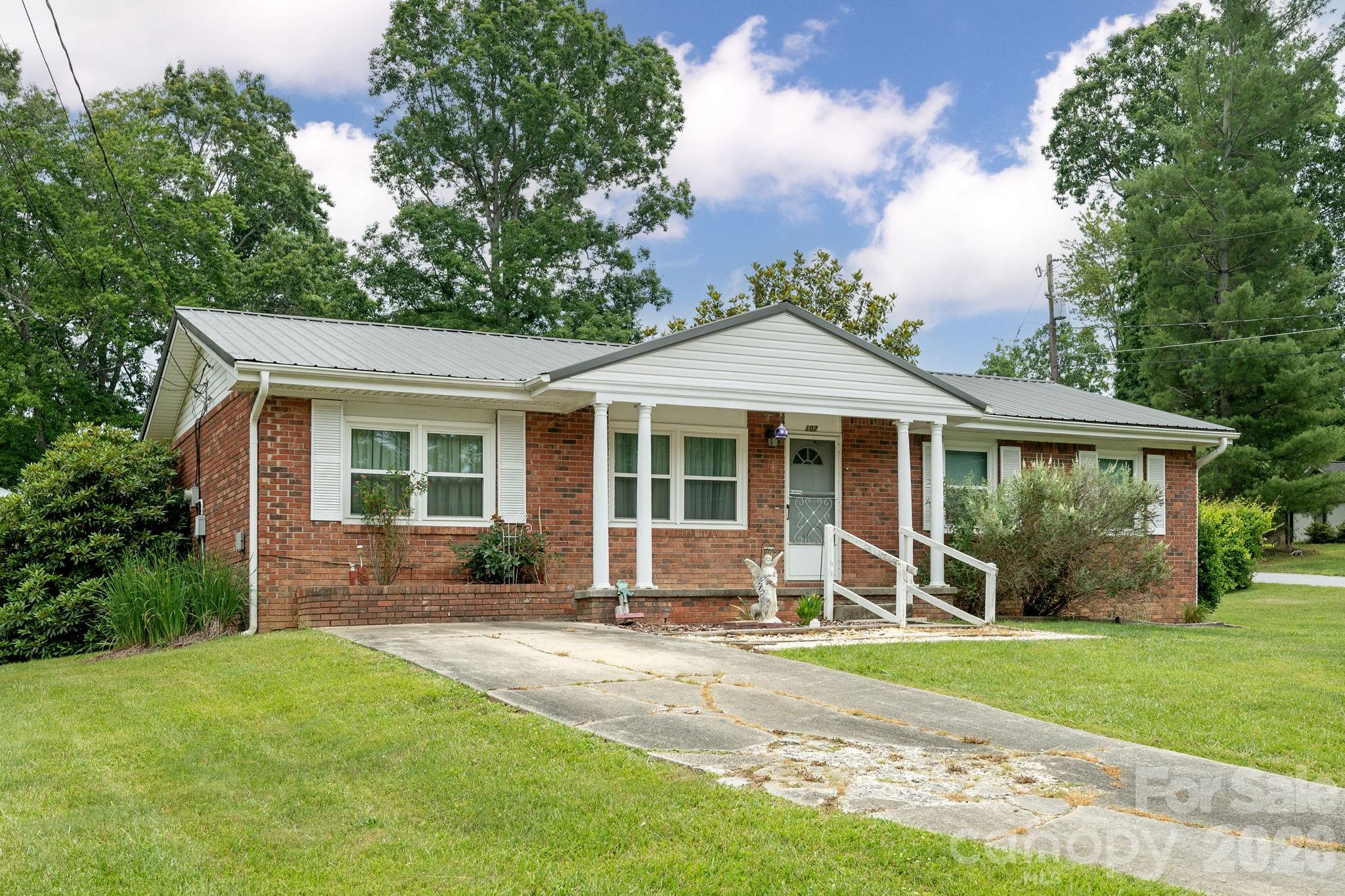 107 Maywood Road Hendersonville, NC 28792 - Photo 2 of 25