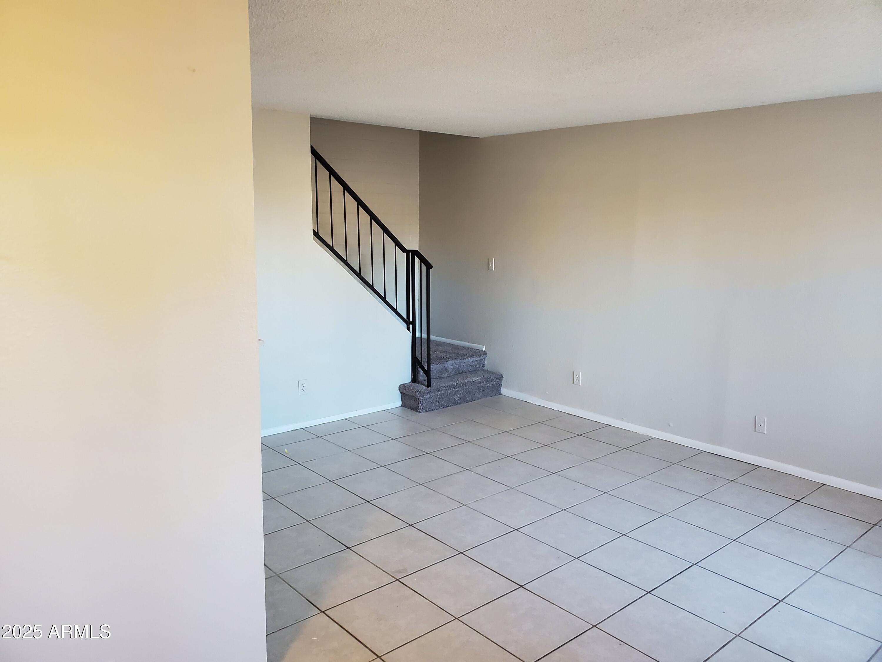4236 South 46th Place Phoenix, AZ 85040 - Photo 3 of 12 327