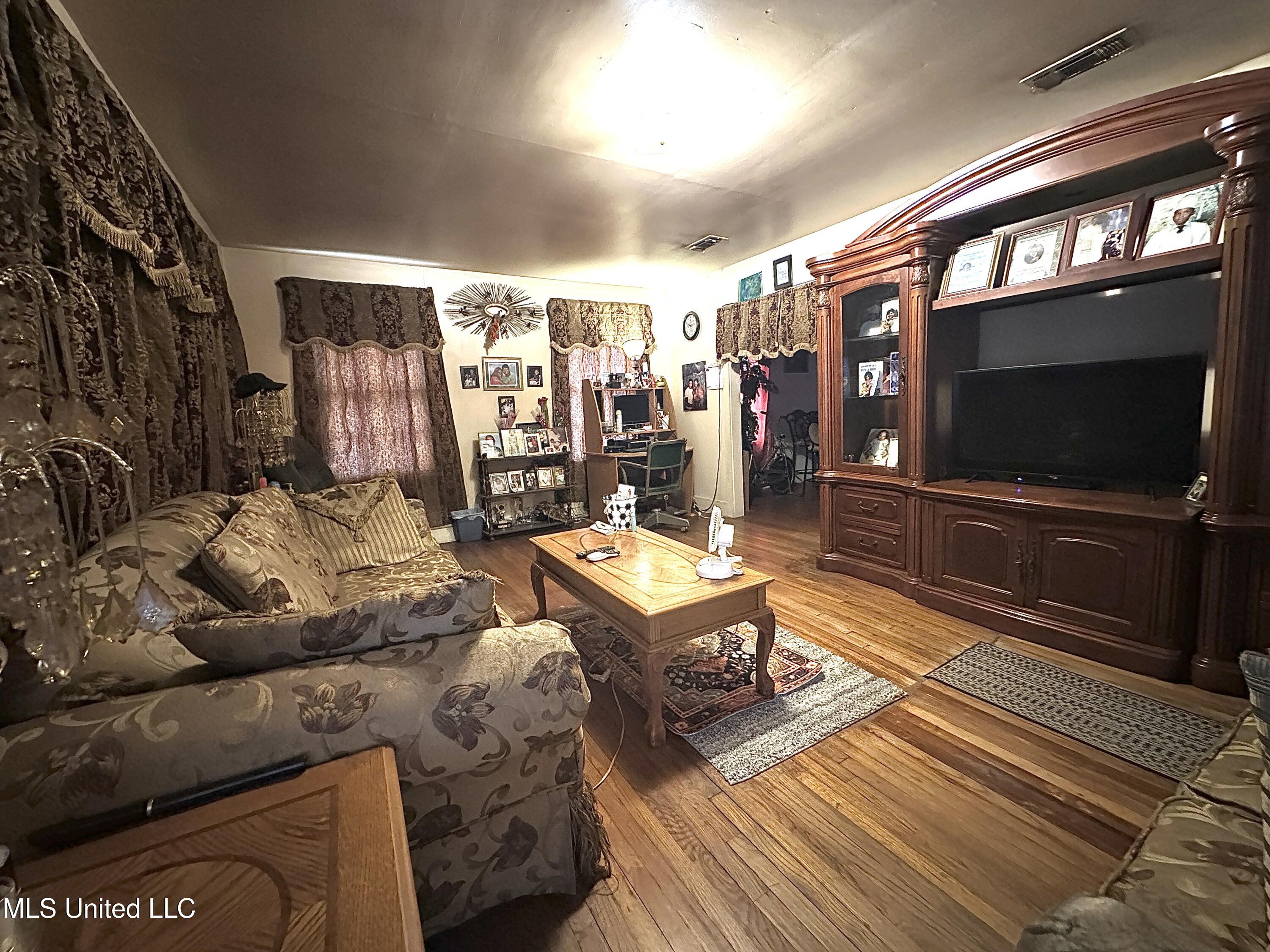 707 Earl Street McComb, MS 39648 - Photo 2 of 12 IMG_9049