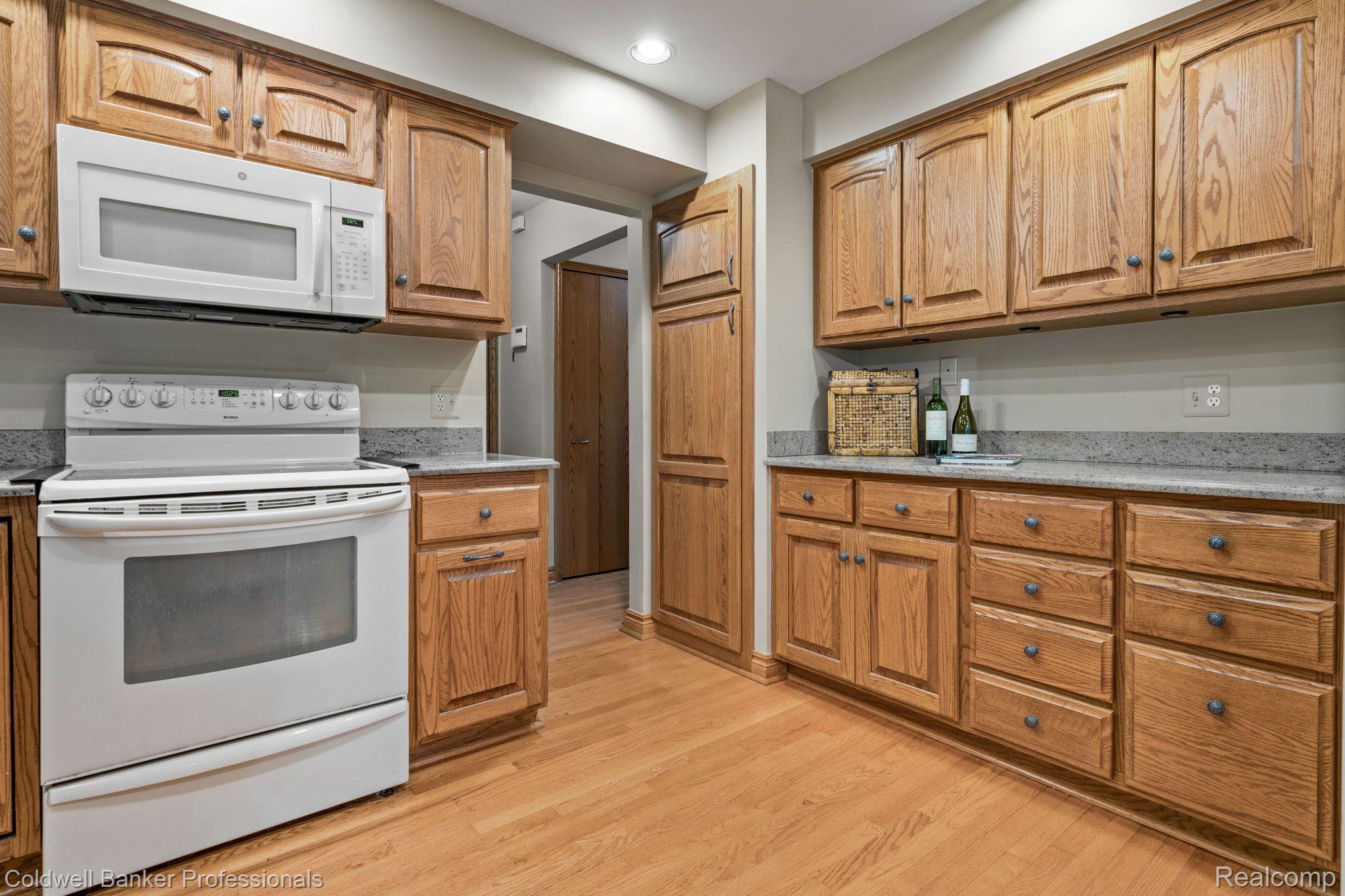 2464 Kimberly Fair Street Rochester, MI 48309 - Photo 8 of 36 Gallery Image 8