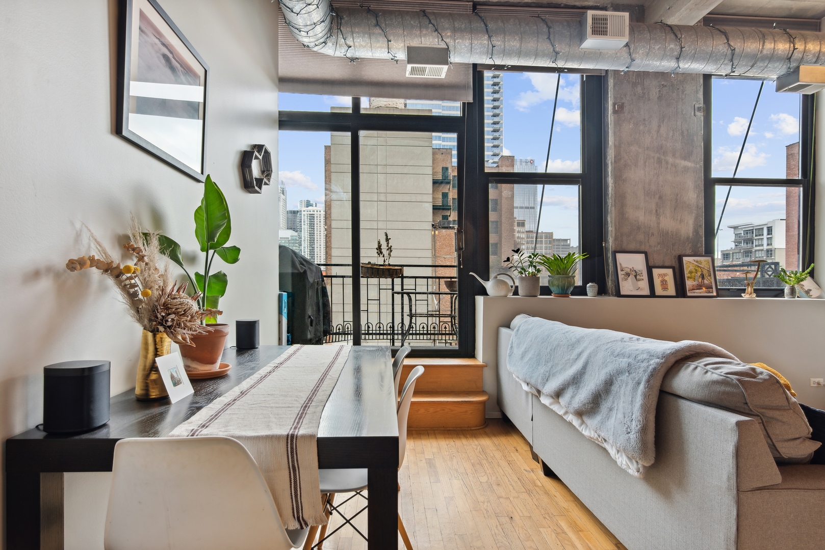 843 West Adams Street, Unit 405 Chicago, IL 60607 - Photo 4 of 12 a living room with furniture and a potted plant