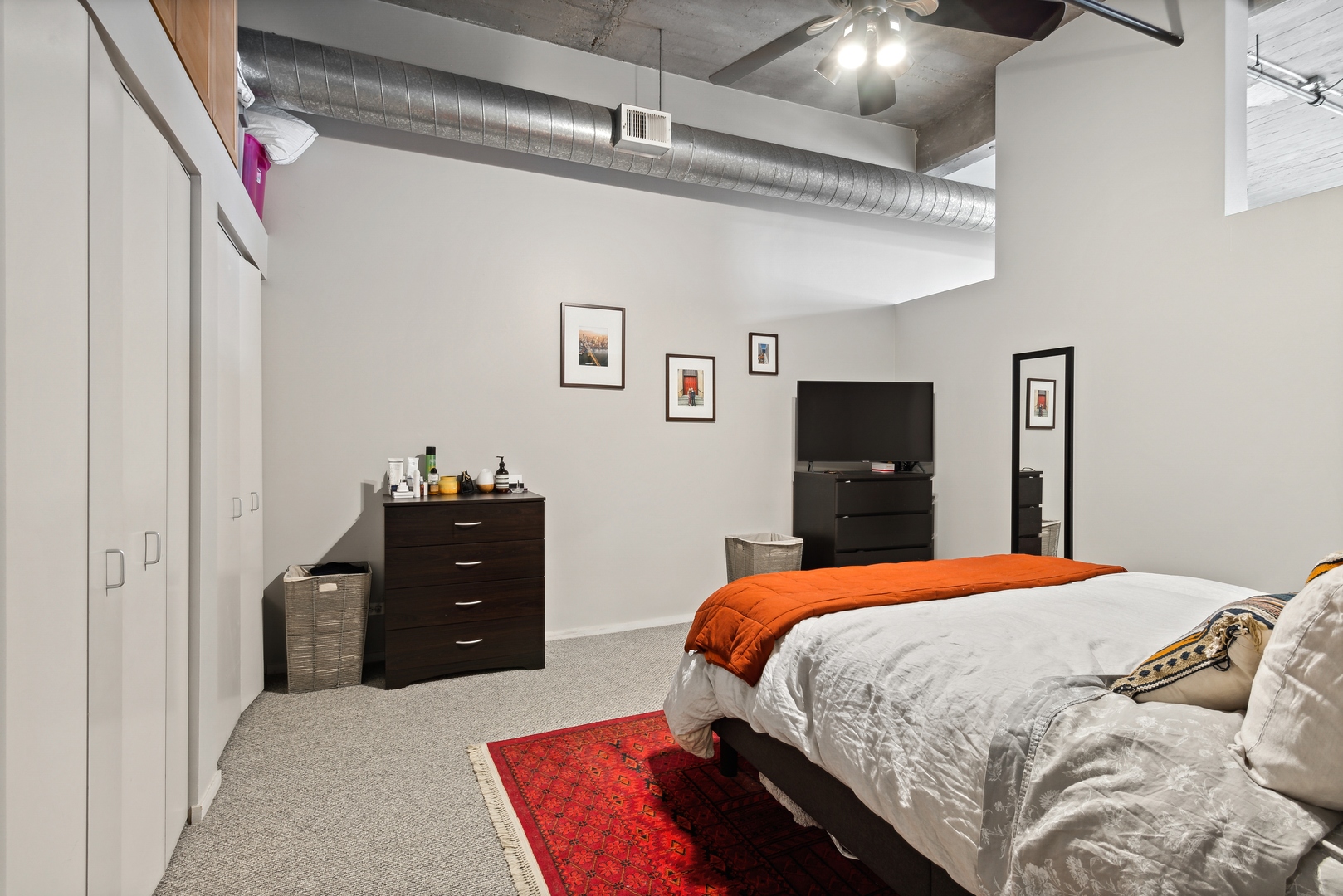 843 West Adams Street, Unit 405 Chicago, IL 60607 - Photo 8 of 12 a bedroom with a bed and a dresser