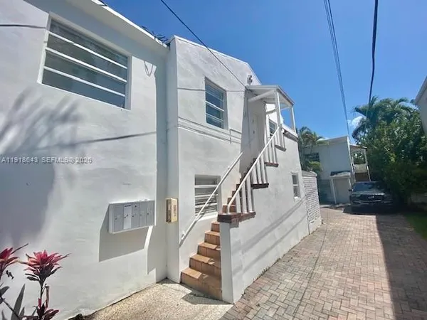 $3,000 | 830 West 40th Street, Unit 2, Miami Beach, FL 33140