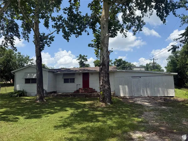 $1,250 | 1825 East Pierce Street, Luling, TX 78648