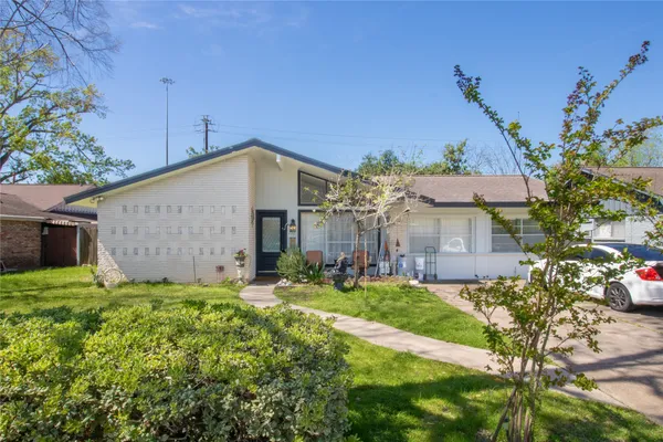 a view of a house with a yard