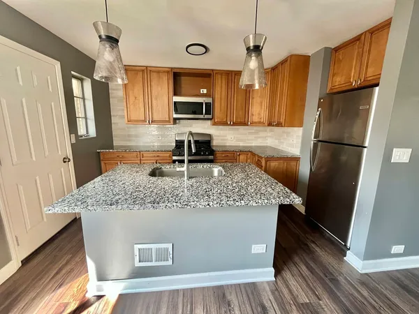$160,000 | 746 Walnut Street, Unit 2E, Waukegan, IL 60085
