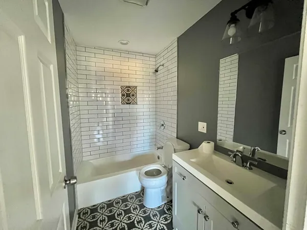 $160,000 | 746 Walnut Street, Unit 2E, Waukegan, IL 60085