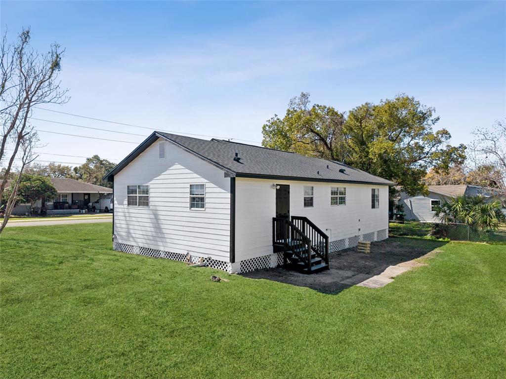 314 Wurst Road Ocoee, FL 34761 - Photo 32 of 35 a view of a backyard with a garden