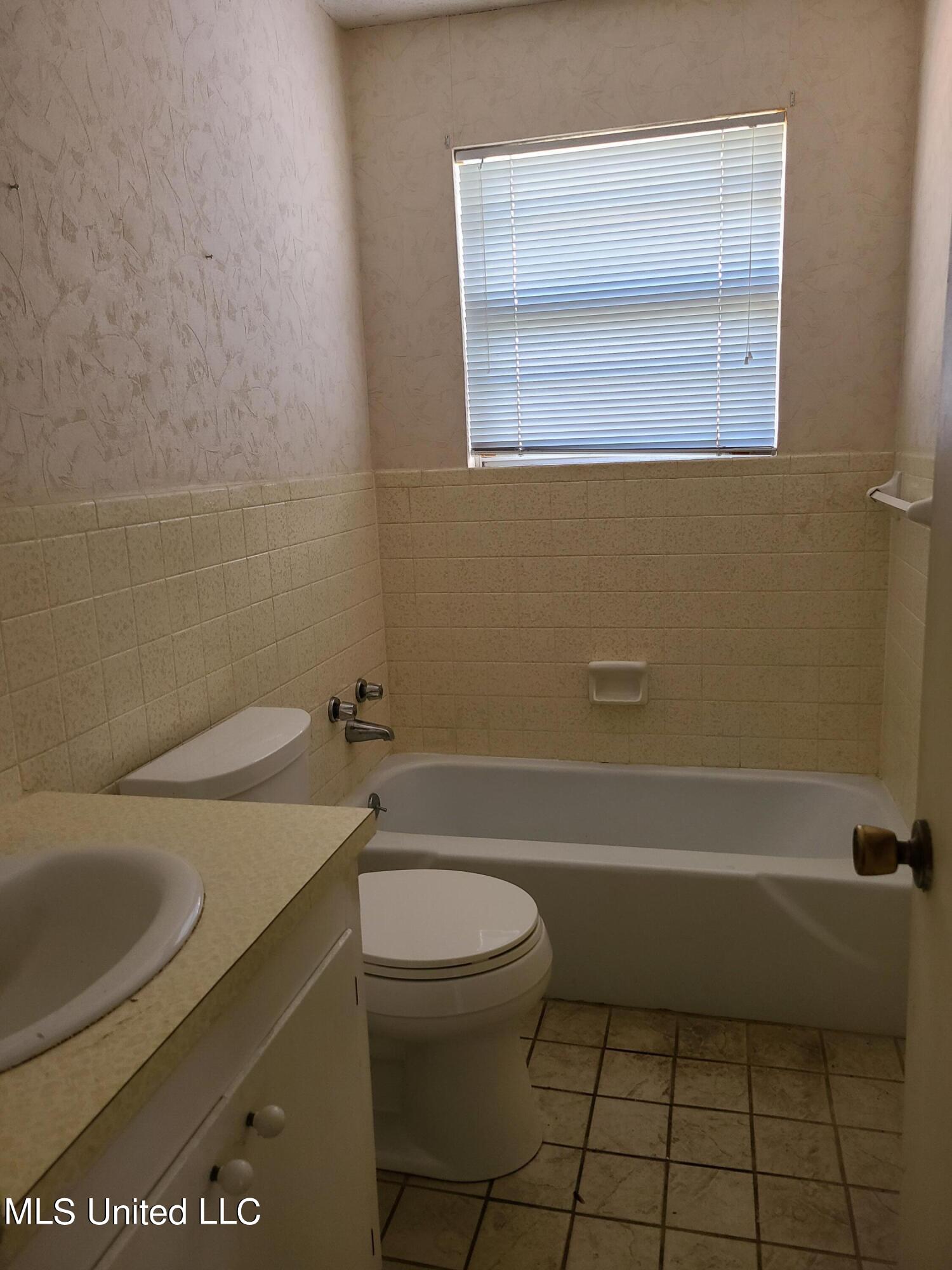11252 Old Kiln Road Picayune, MS 39466 - Photo 13 of 27 Hall Bathroom