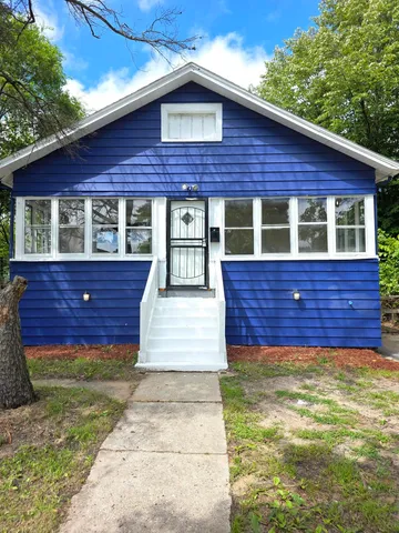 a view of front of a house with a yard