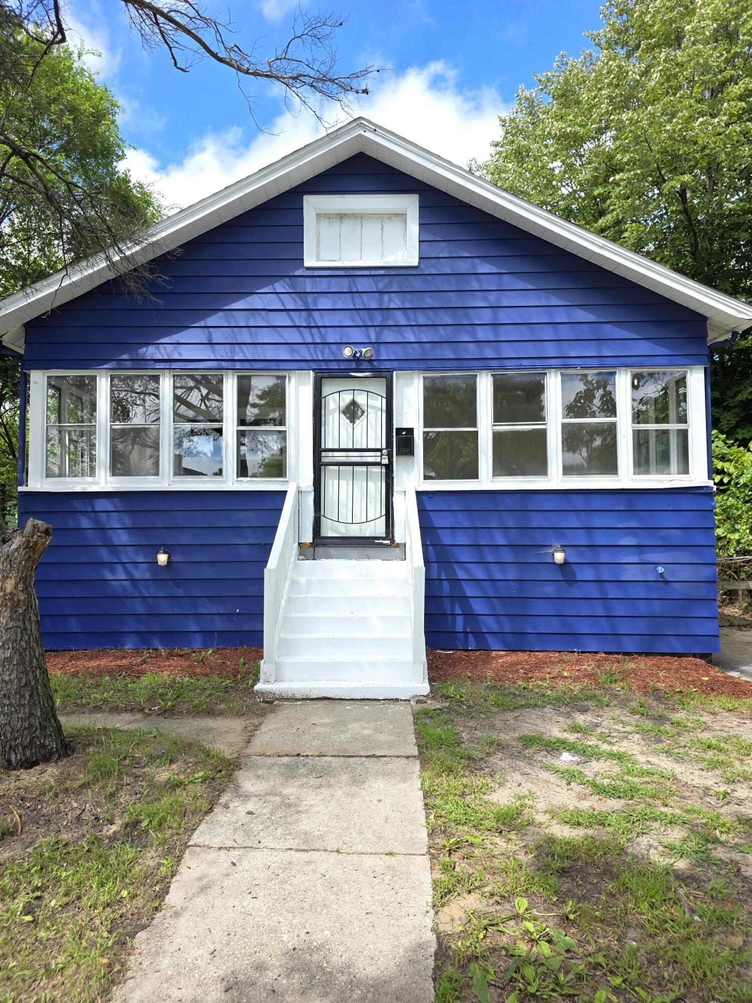 a view of front of a house with a yard