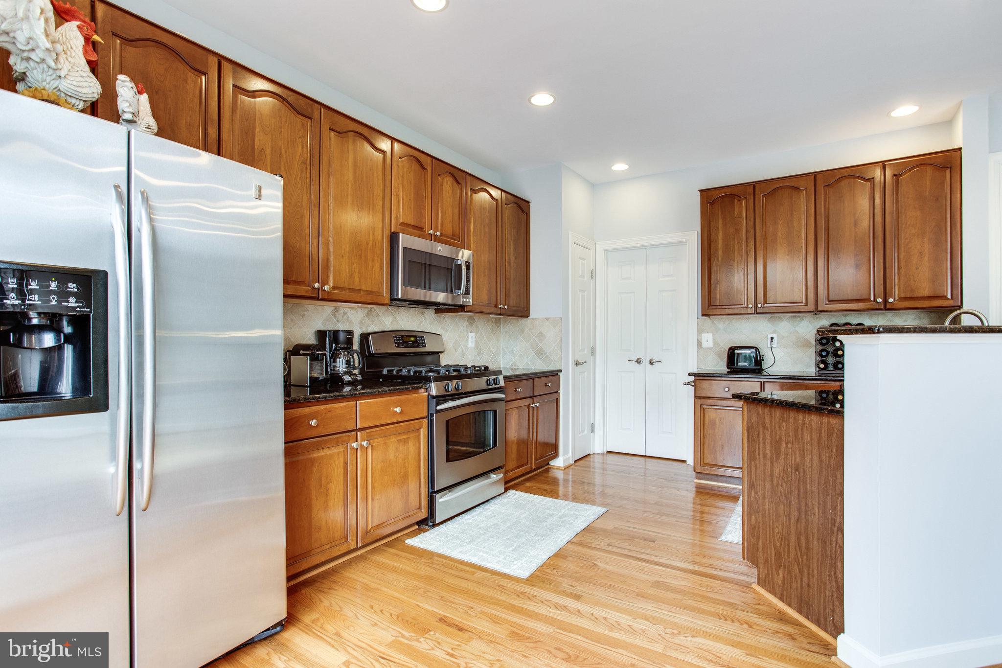 136 Roland Court Southwest Vienna, VA 22180 - Photo 24 of 67 Kitchen with stainless steel appliances!