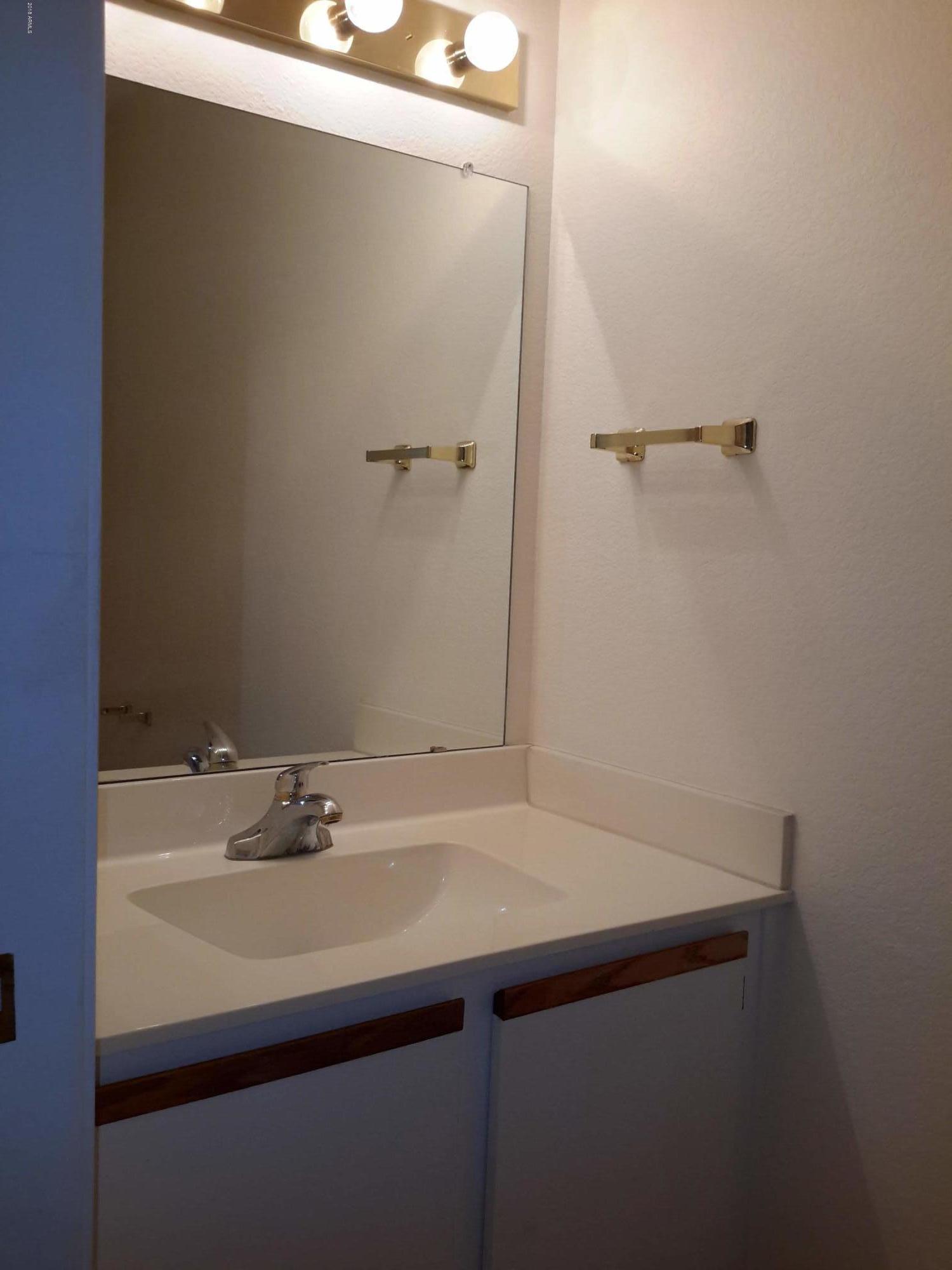 101 North 7th Street, Unit 224 Phoenix, AZ 85034 - Photo 11 of 34 Hallway bathroom