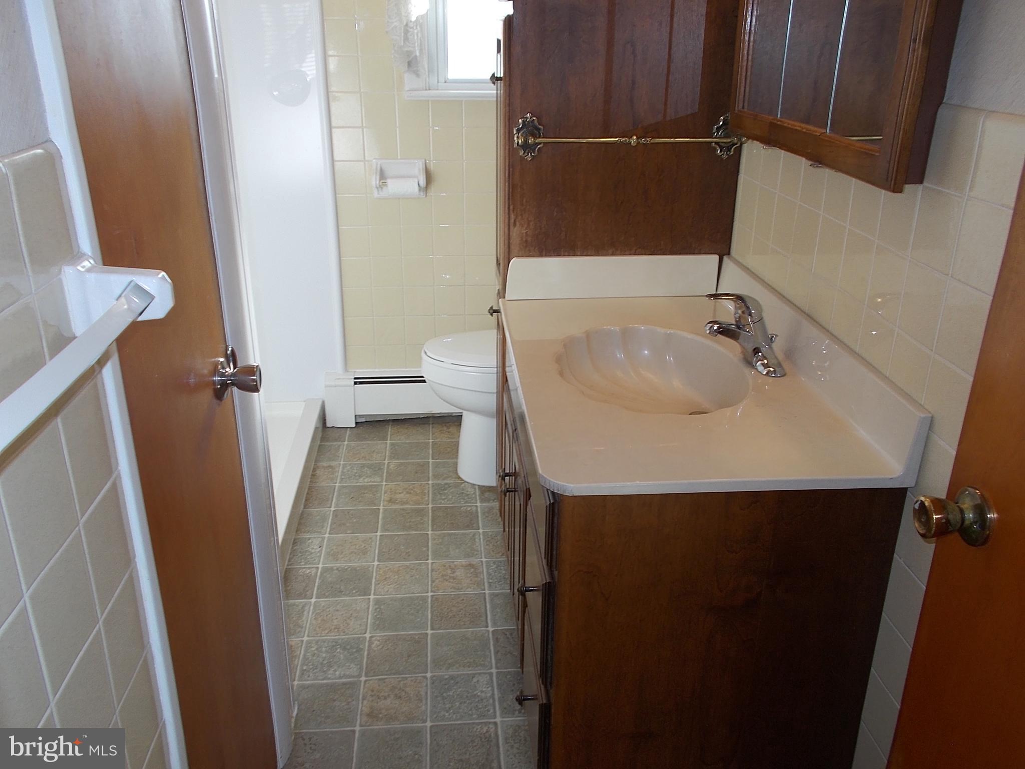 28 Park Road Reading, PA 19609 - Photo 14 of 37 1st floor bathroom