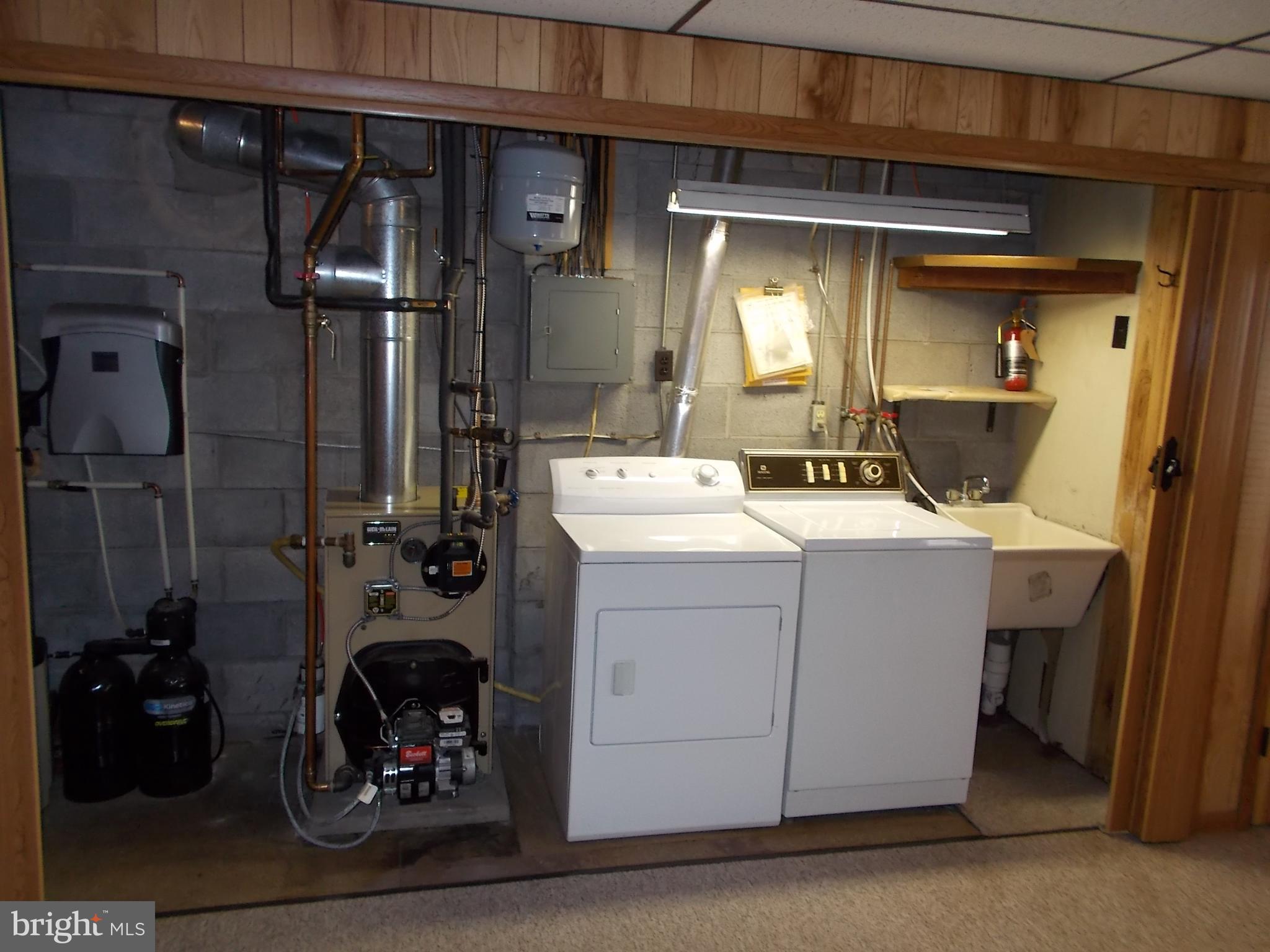 28 Park Road Reading, PA 19609 - Photo 26 of 37 Washer-Dryer, Utility sink
