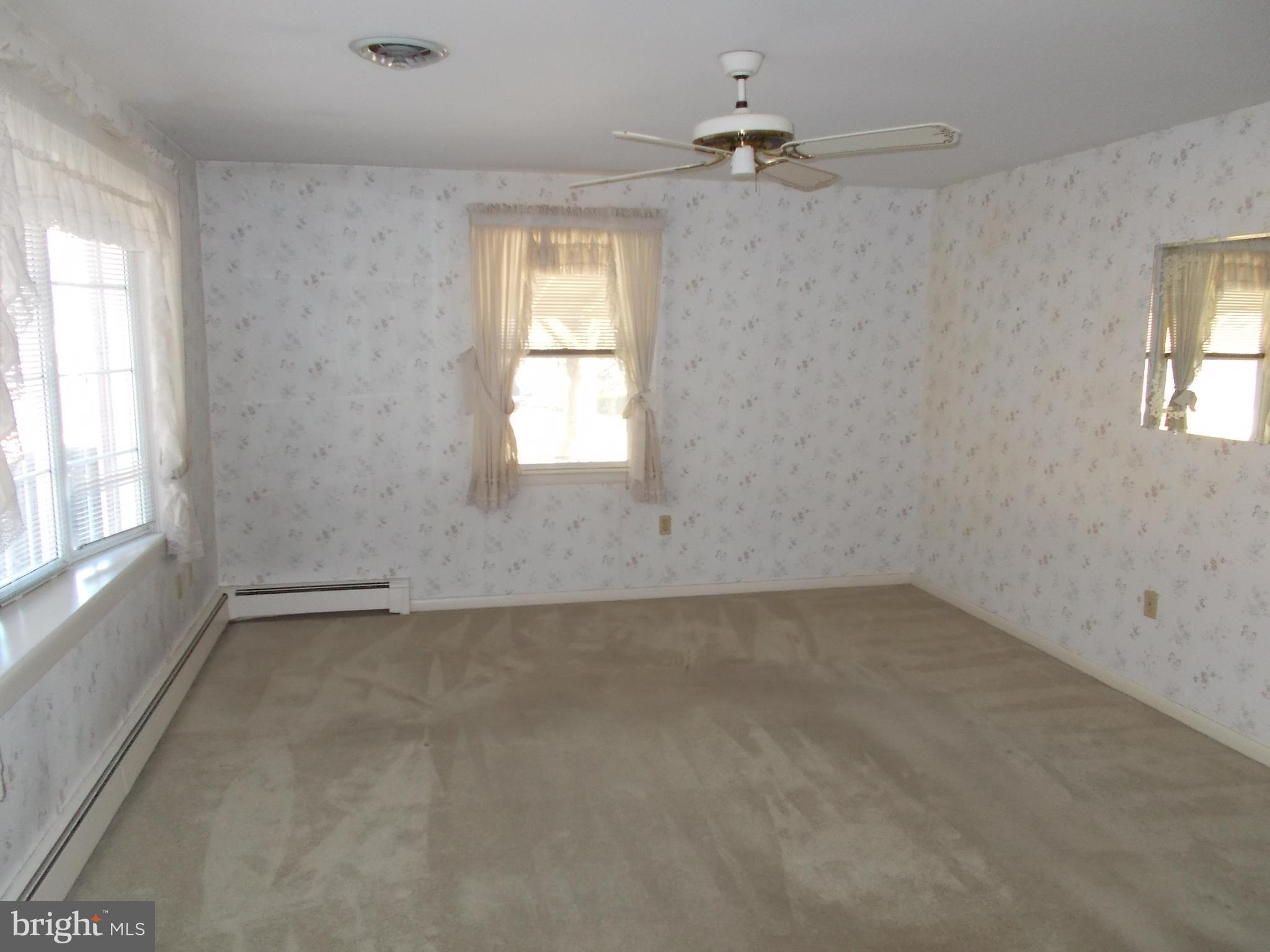 28 Park Road Reading, PA 19609 - Photo 7 of 37 Living room