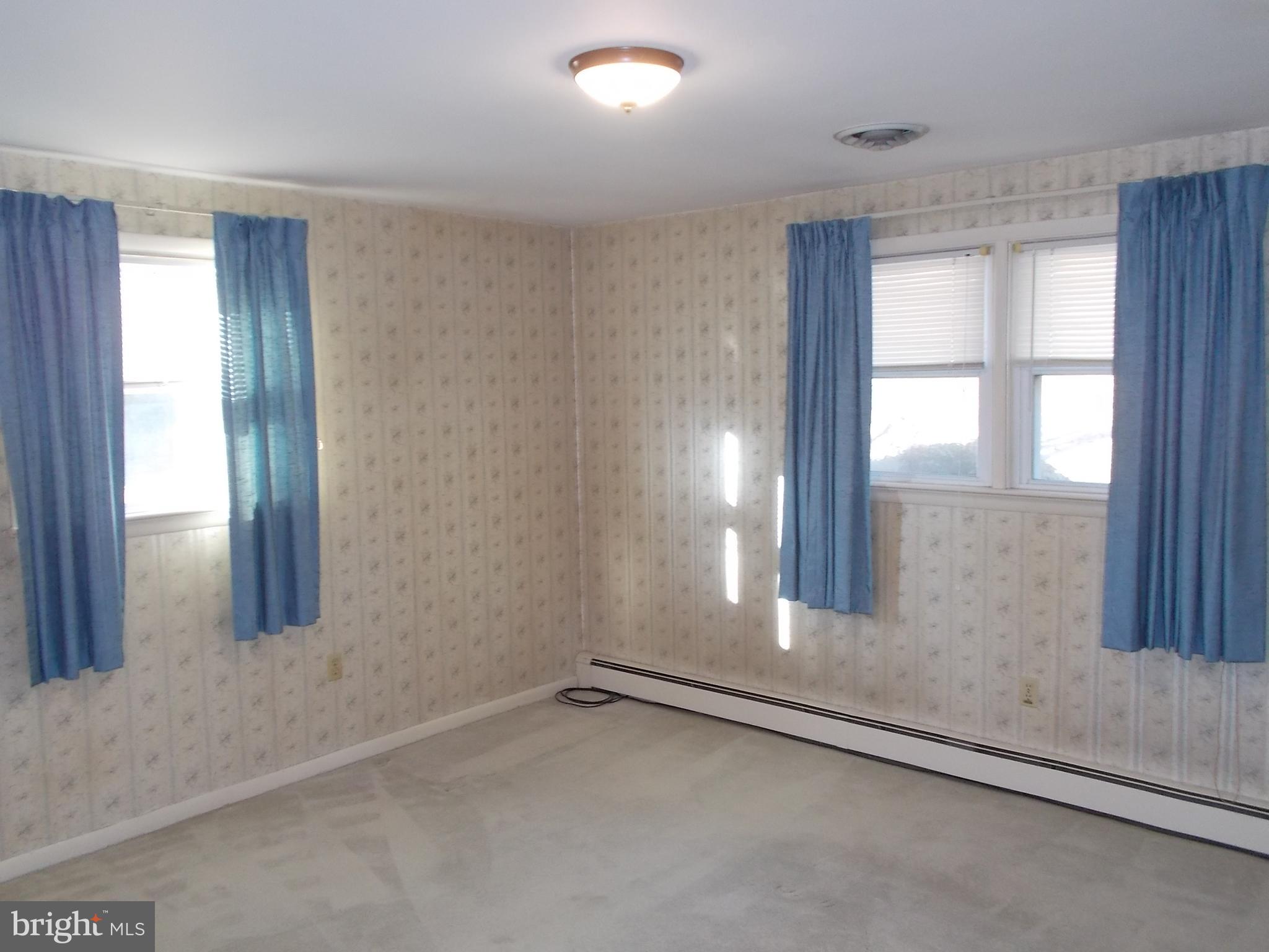 28 Park Road Reading, PA 19609 - Photo 9 of 37 Front bedroom