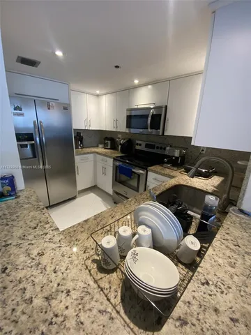 $3,250 | 1717 North Bayshore Drive, Unit A3542, Miami, FL 33132