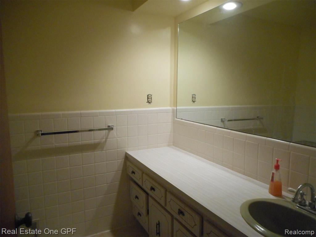 1712 Vernier Road Grosse Pointe Woods, MI 48236 - Photo 9 of 12