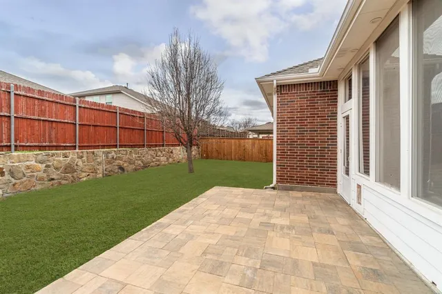 a view of backyard with garden