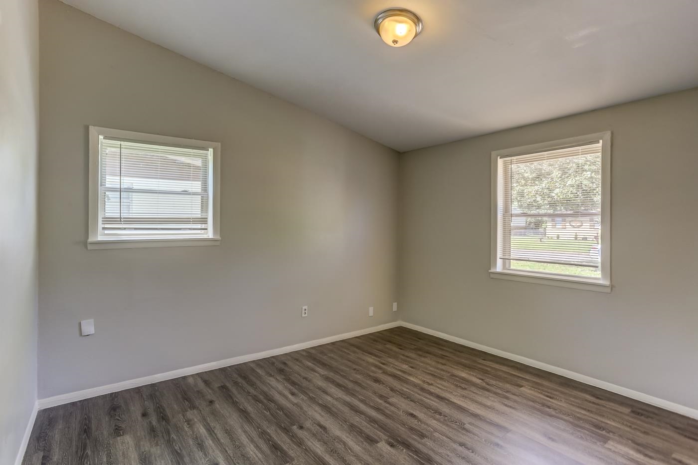 4566 Applegate Road Memphis, TN 38109 - Photo 20 of 25 an empty room with a window
