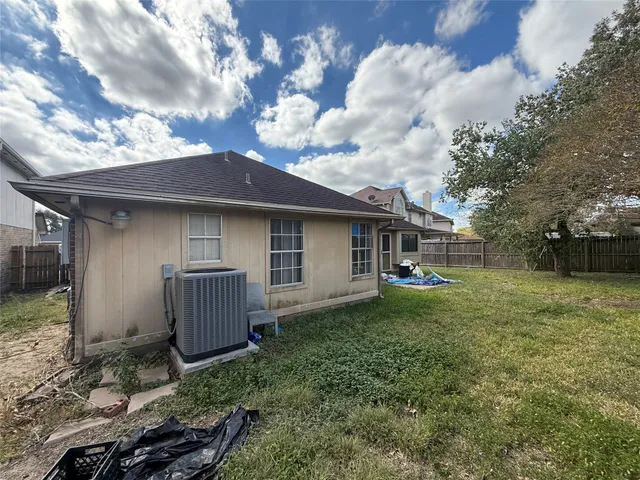 a view of a house with a back yard
