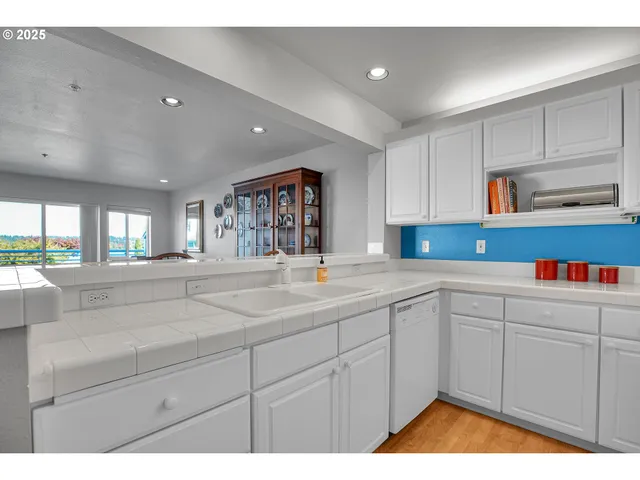 $200,000 | 223 North Hayden Bay Drive, Portland, OR 97217