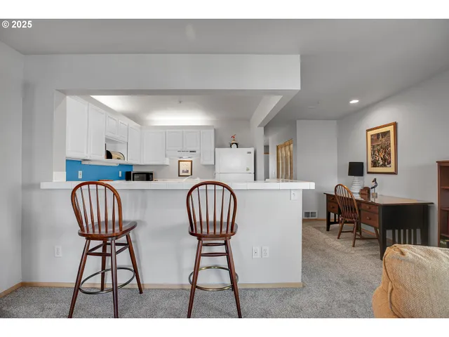 $200,000 | 223 North Hayden Bay Drive, Portland, OR 97217