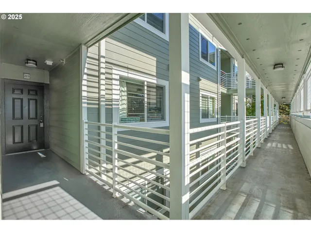 $200,000 | 223 North Hayden Bay Drive, Portland, OR 97217