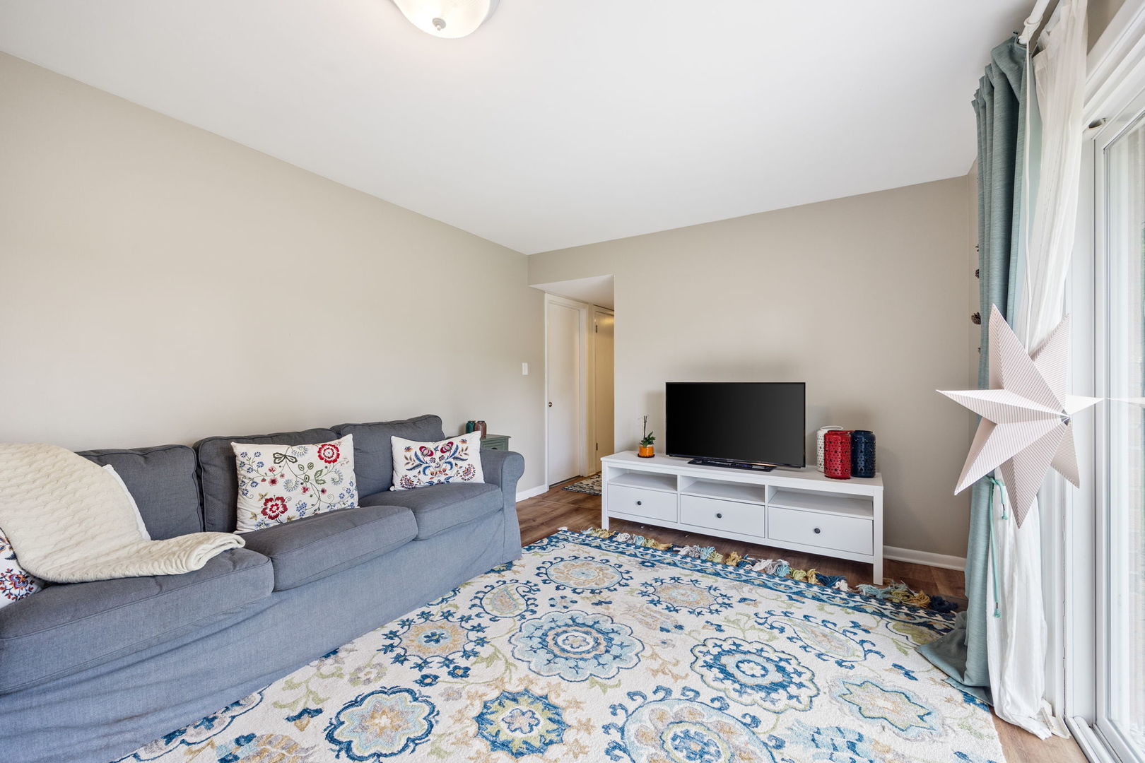 910 Lonsdale Road Elk Grove Village, IL 60007 - Photo 11 of 25 a living room with furniture and a flat screen tv