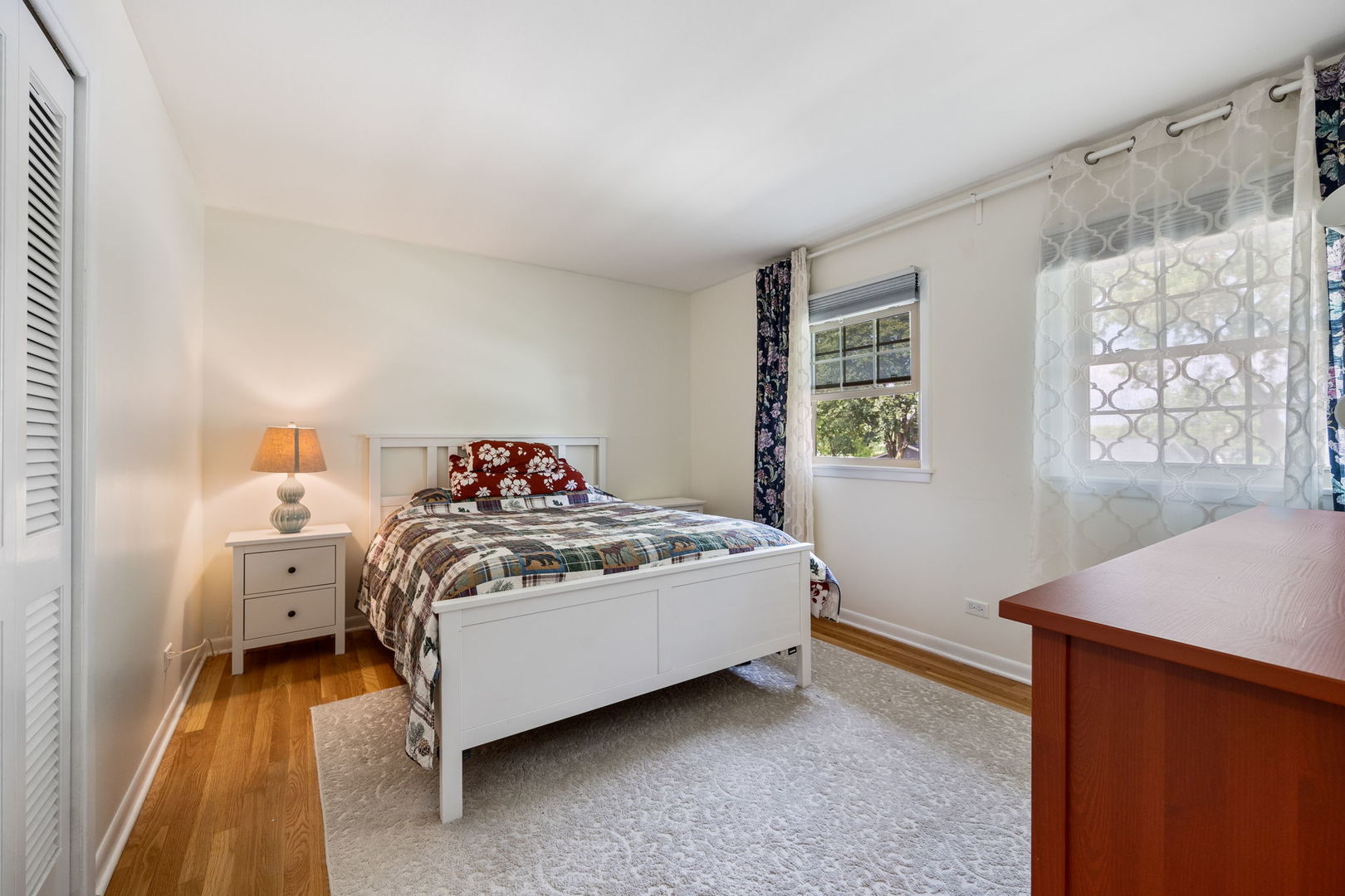 910 Lonsdale Road Elk Grove Village, IL 60007 - Photo 18 of 25 a bedroom with a bed and a window