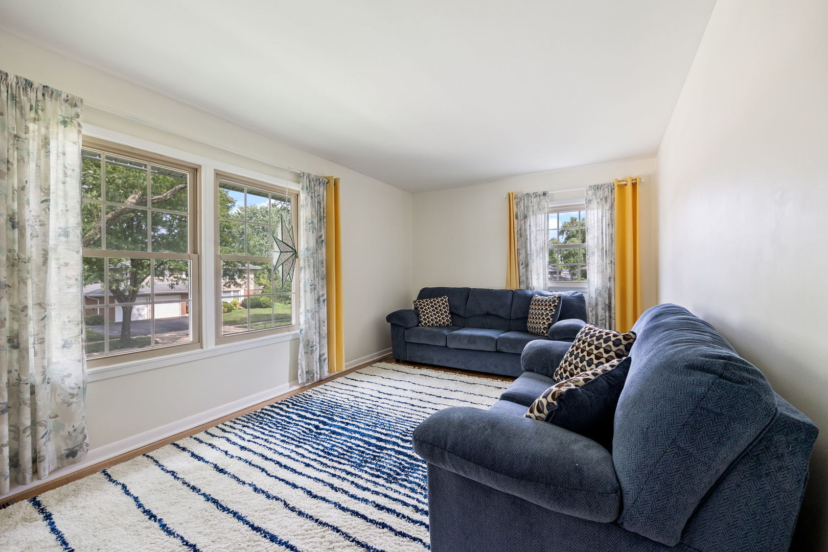 910 Lonsdale Road Elk Grove Village, IL 60007 - Photo 20 of 25 a living room with furniture and a window