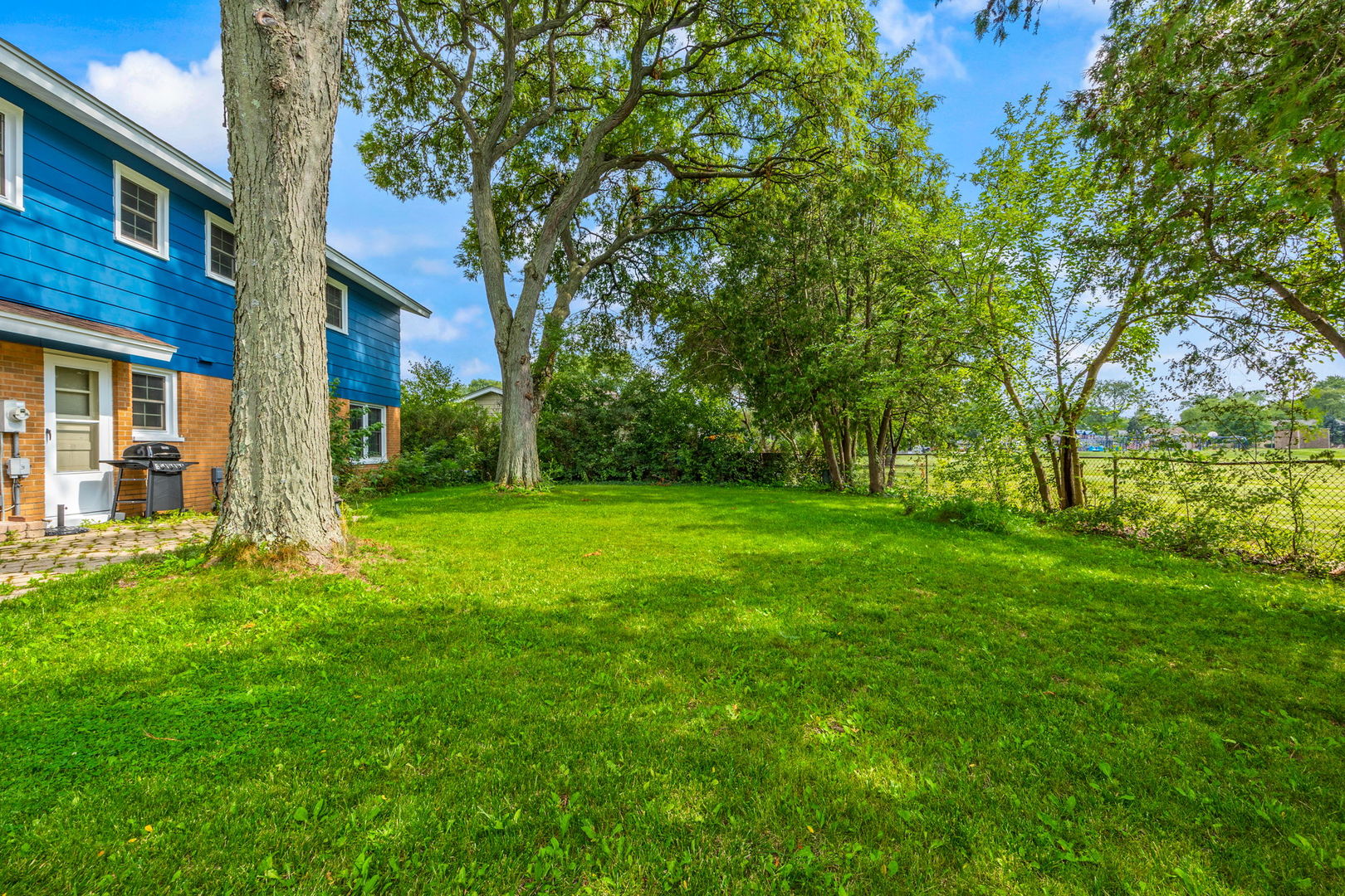 910 Lonsdale Road Elk Grove Village, IL 60007 - Photo 22 of 25 a view of a house with a big yard