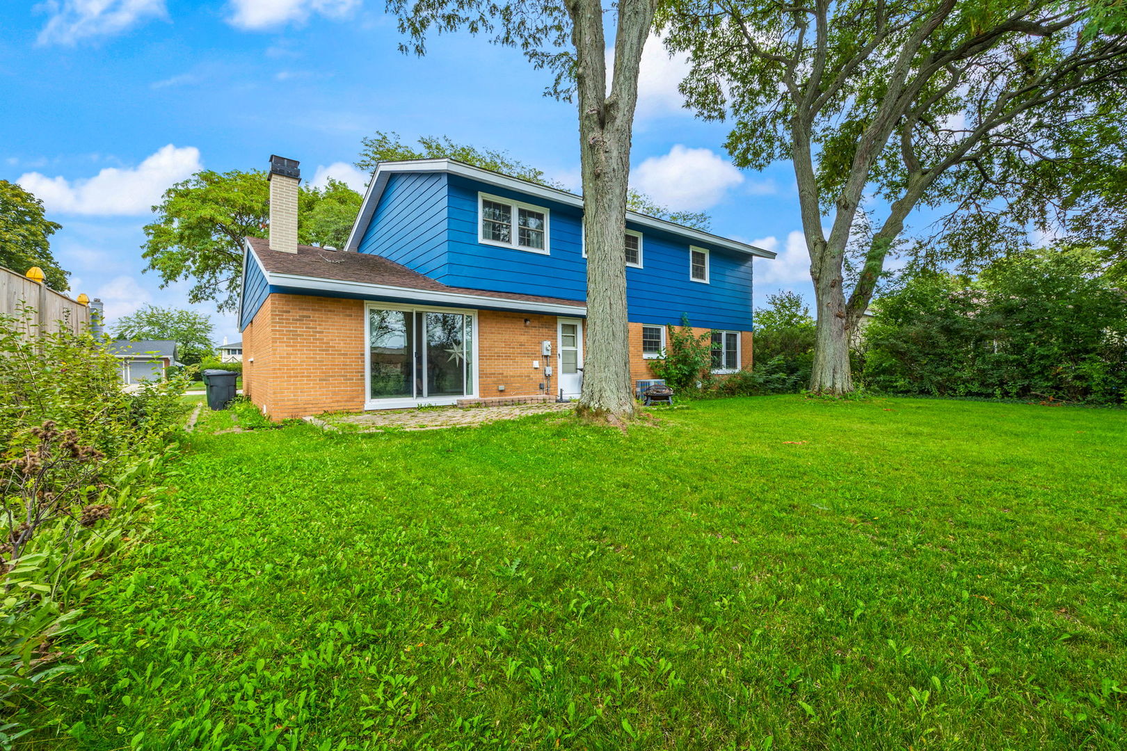 910 Lonsdale Road Elk Grove Village, IL 60007 - Photo 23 of 25 a front view of a house with garden