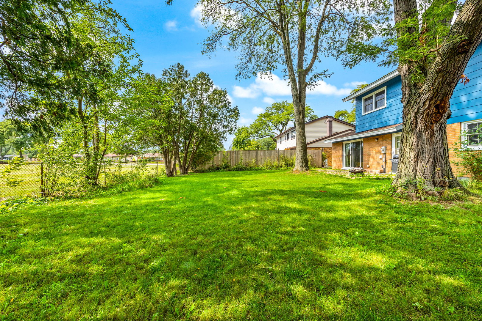 910 Lonsdale Road Elk Grove Village, IL 60007 - Photo 25 of 25 a view of building with yard