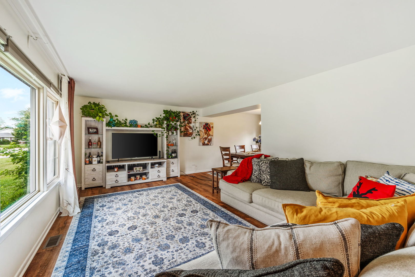 910 Lonsdale Road Elk Grove Village, IL 60007 - Photo 3 of 25 a living room with furniture and a flat screen tv