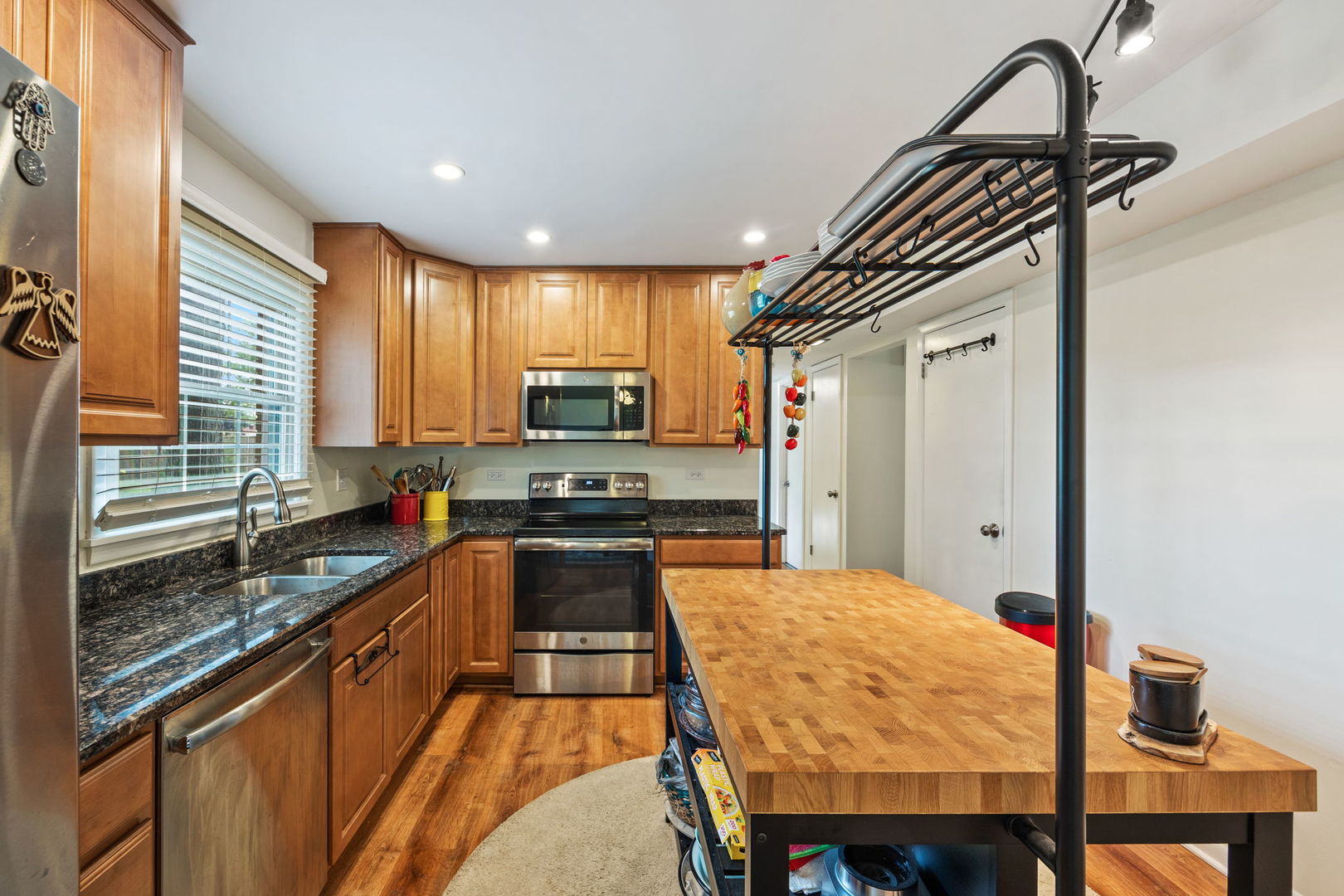 910 Lonsdale Road Elk Grove Village, IL 60007 - Photo 6 of 25 a kitchen with stainless steel appliances granite countertop a sink stove and refrigerator