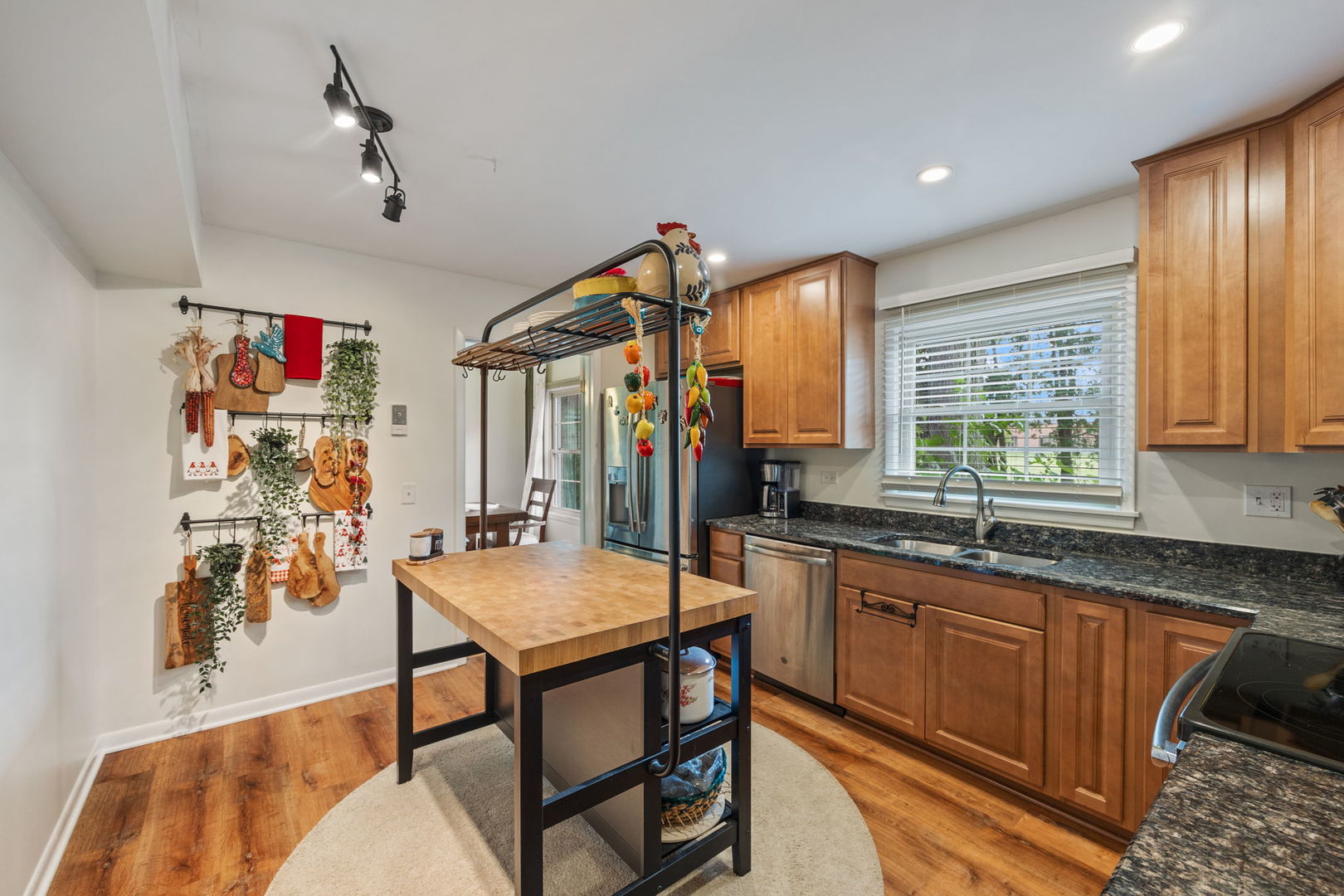 910 Lonsdale Road Elk Grove Village, IL 60007 - Photo 7 of 25 a very nice looking kitchen with a large window