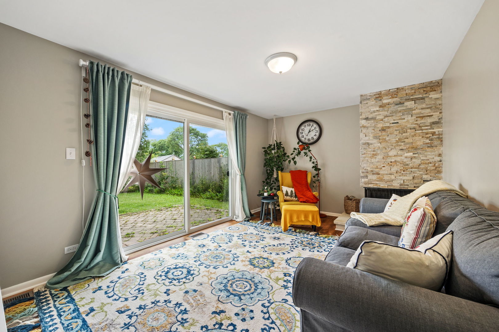 910 Lonsdale Road Elk Grove Village, IL 60007 - Photo 9 of 25 a living room with furniture and a floor to ceiling window