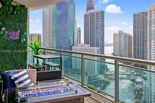 $6,800 | 350 South Miami Avenue, Unit 3002, Miami, FL 33130