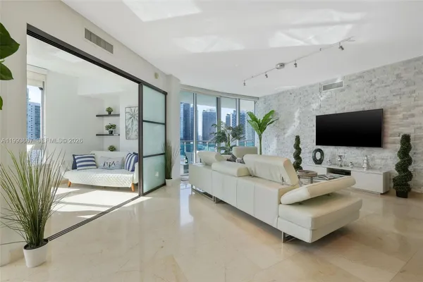 $6,800 | 350 South Miami Avenue, Unit 3002, Miami, FL 33130