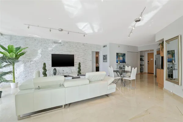 $6,800 | 350 South Miami Avenue, Unit 3002, Miami, FL 33130