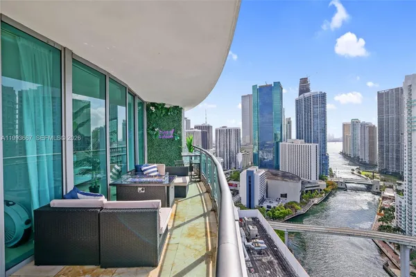 $6,800 | 350 South Miami Avenue, Unit 3002, Miami, FL 33130