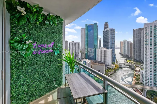 $6,800 | 350 South Miami Avenue, Unit 3002, Miami, FL 33130