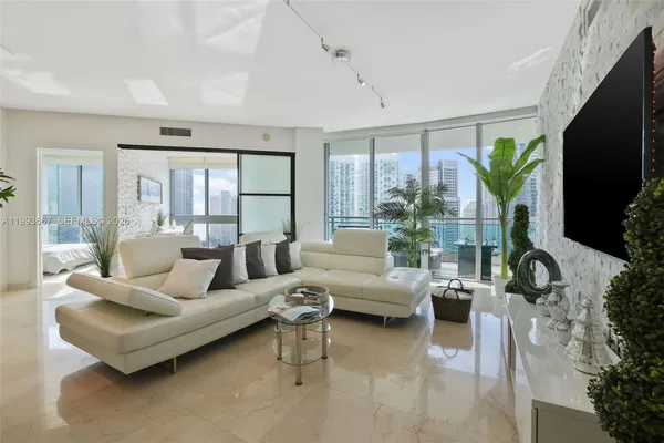 $6,800 | 350 South Miami Avenue, Unit 3002, Miami, FL 33130