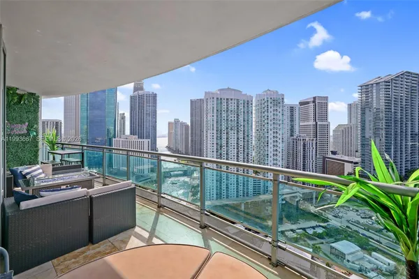 $6,800 | 350 South Miami Avenue, Unit 3002, Miami, FL 33130