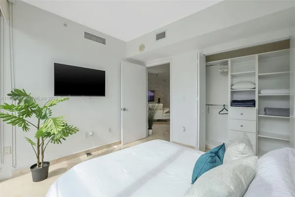 $6,800 | 350 South Miami Avenue, Unit 3002, Miami, FL 33130