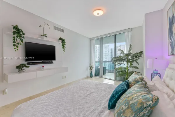 $6,800 | 350 South Miami Avenue, Unit 3002, Miami, FL 33130